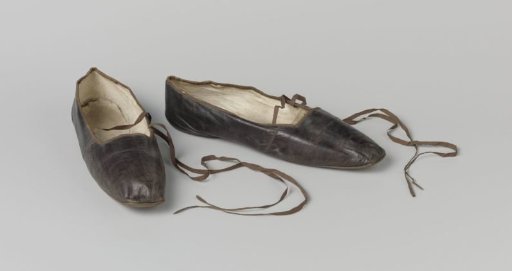 Leather shoe with ribbons