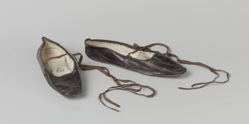 Brown leather shoe with brown ribbons