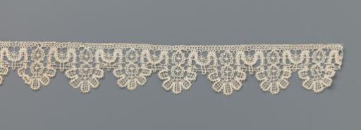 Strip of bobbin lace with wheels and five-lobed shells