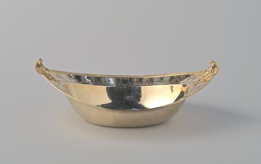 Basin with tapering ends decorated with mascarons
