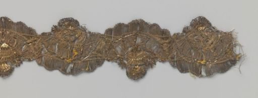Strip of gold lace with broad wavy band and fan shapes