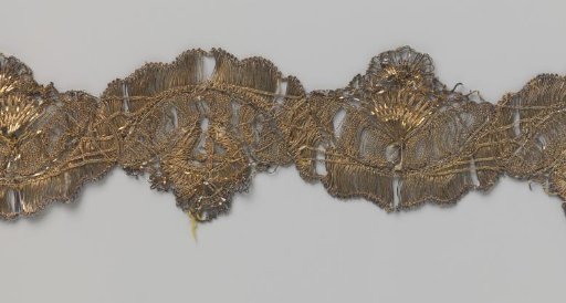 Strip of gold lace with broad wavy band and fan shapes