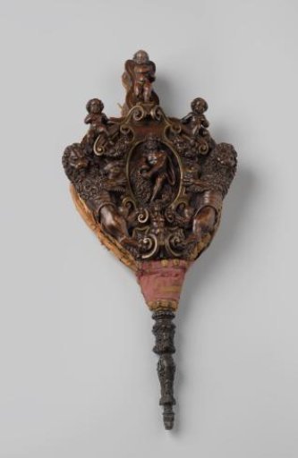 Blowing bell of partially gilded walnut with relief, including Samson breaking open the lion's mouth