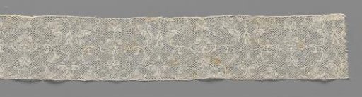 Strip of bobbin lace with candelabra motifs between C-scrolls