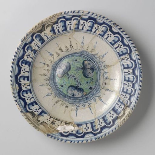Dish of polychrome majolica