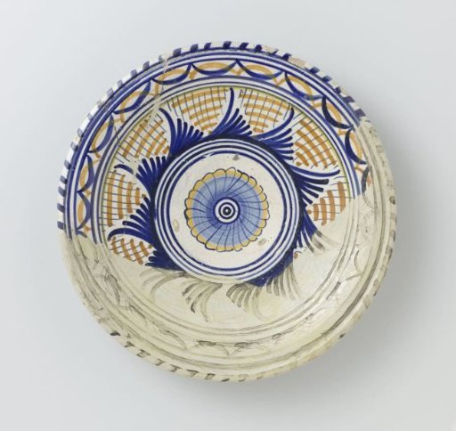 Dish of polychrome majolica