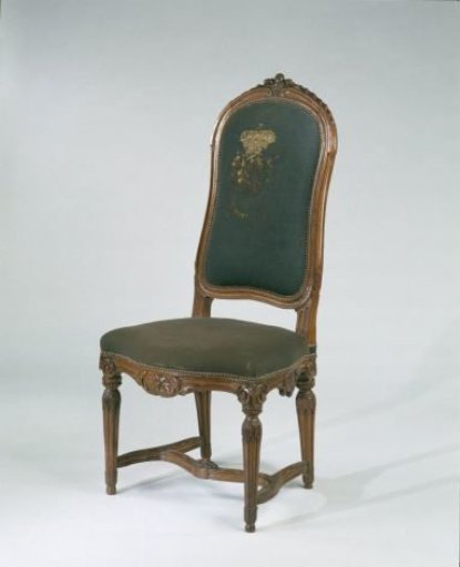 Chair of beechwood with fluted legs and carving, upholstered in blue-green cloth with an embroidered coat of arms featuring the Dutch lion, crown, and motto on the back.