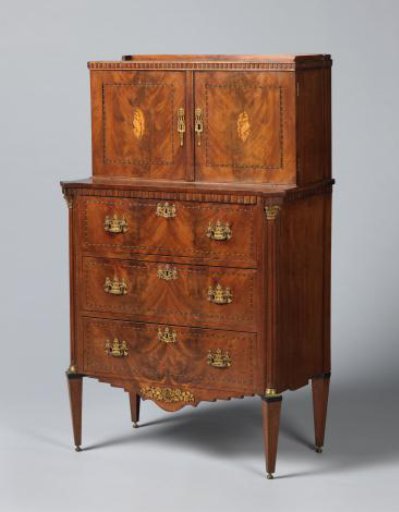 Cabinet with two doors and three drawers, veneered with mahogany. On the doors, a central oval shell motif.