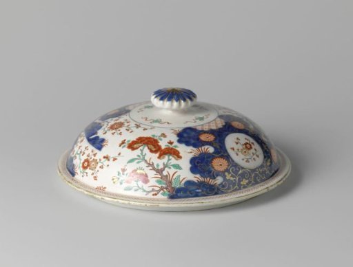 Tureen with lid in the form of a fluted circular segment