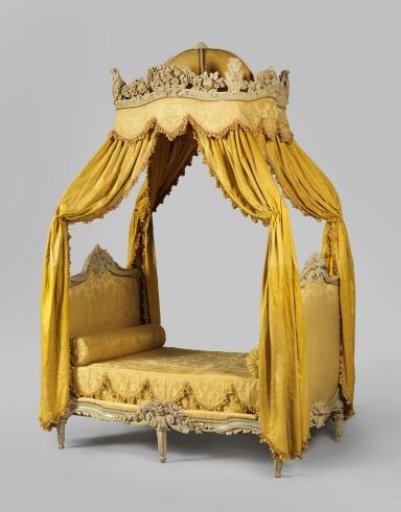 Lit à la Polonaise, bed of green and grey painted beechwood with five conical legs with acanthus leaf, carving of flower and leaf work, upholstered canopy and panels