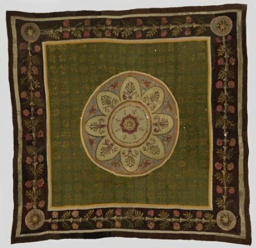 Floor carpet of tapestry decorated with flowers and leaves