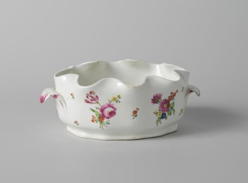 Glass cooler (seau crenelé) with bouquets and flower sprays