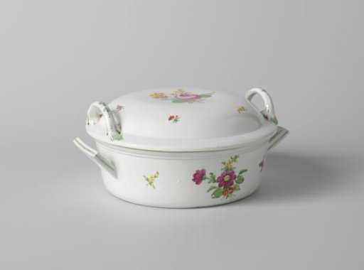 Tureen with bouquets and flower sprays