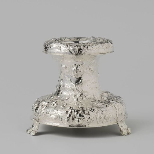 Salt cellar with chased flowers