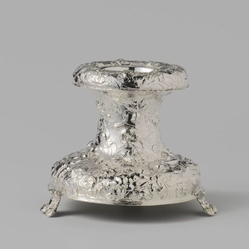 Salt cellar with chased flowers