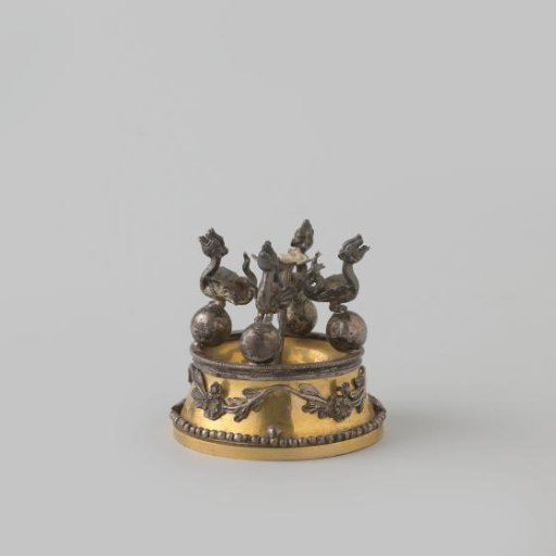 Holder of a nautilus shell