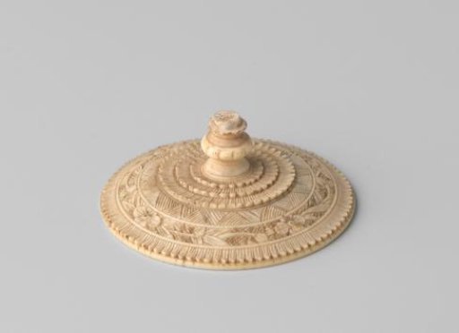 Holder of a nautilus shell