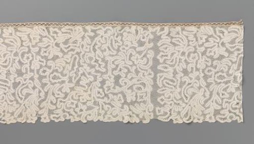 Strip of bobbin lace with an endlessly winding ribbon