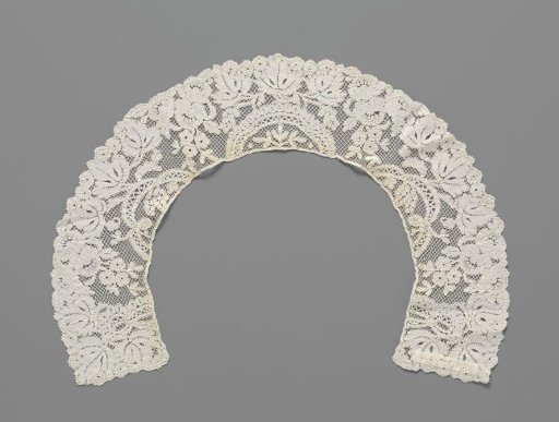 Collar of bobbin lace with grapevine leaves and roses