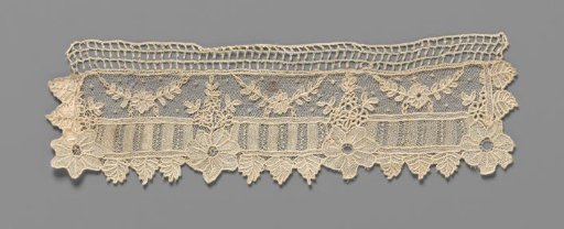 Cuff of needle lace with a straight ornamental band with vertical stripes and three simple floral garlands of leaves and at the lowest point always one rosette flower
