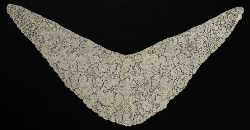 Collar of bobbin lace with feathered leaf scrolls and rosette flowers