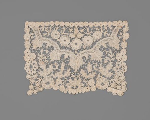 Slip of a necktie of bobbin lace with wide V-shaped cartouche with zigzag line and rosette flowers