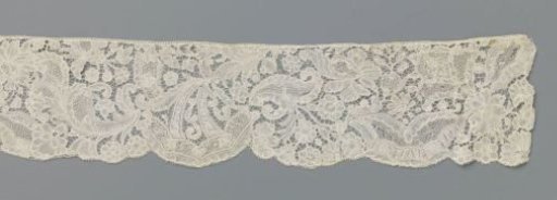 Strip of bobbin lace with two halved cartouches with a broad scalloped decorative border