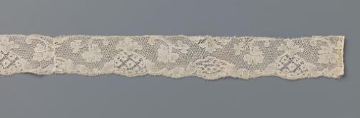 Strip of bobbin lace with pineapple-shaped reserve