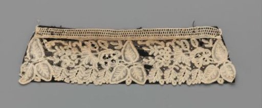 Cuff of mixed lace with heart-shaped leaves interspersed with clusters of roses or berries