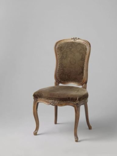 Chair with obliquely placed S-shaped legs on hoof feet