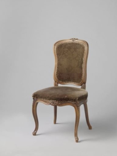 Chair with obliquely placed S-shaped legs on hoof feet