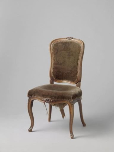 Chair with obliquely placed S-shaped legs on hoof feet