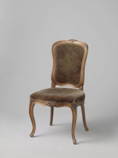Chair with obliquely placed S-shaped legs on hoof feet
