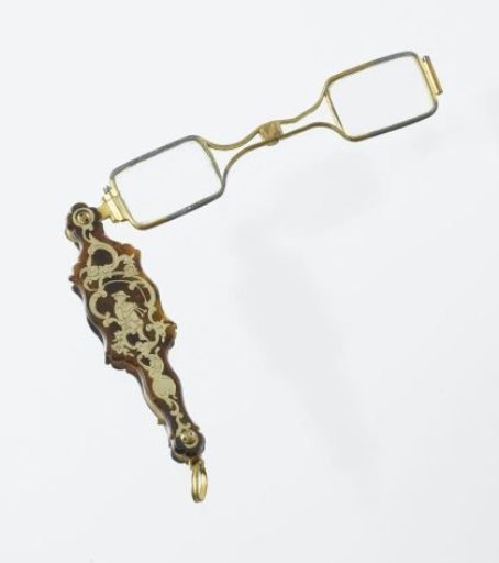Hinged lorgnette with frame of copper in tortoiseshell handle, inlaid with rocailles and flute players of gilded silver