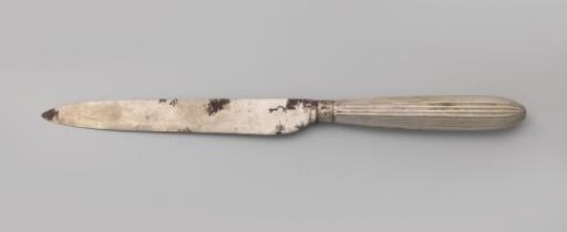 Knife with a pointed, longitudinally fluted handle