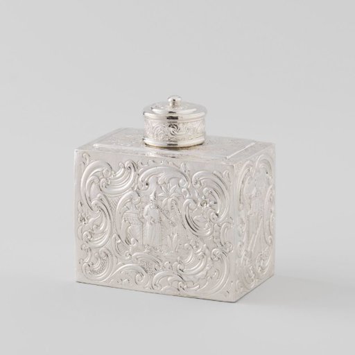 Rectangular tea caddy, decorated on all sides with chased chinoiserie