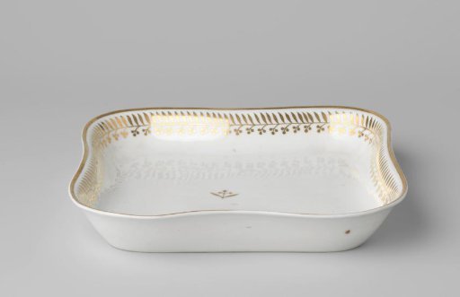Dish with stylized floral scrolls