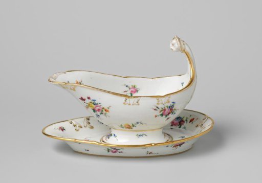 Saus bowl on dish with bouquets and flower sprays