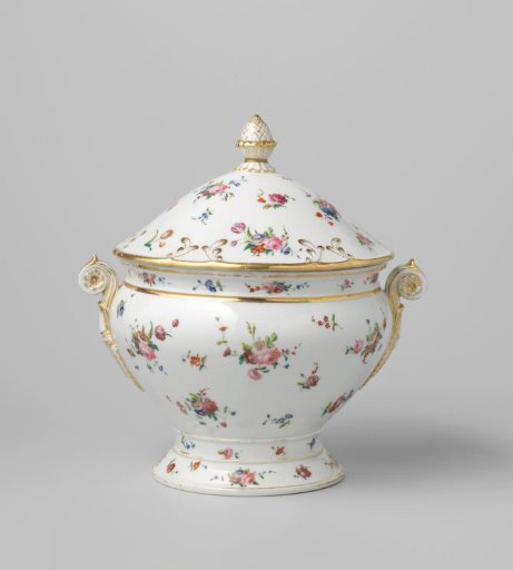 Cover of a tureen with bouquets and flower sprays