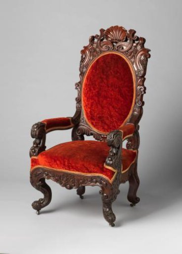 Mahogany armchair on four S-shaped legs, oval back with pierced volutes crowned with a shell motif