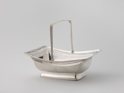 Bread basket, rectangular, with the Clifford family coat of arms