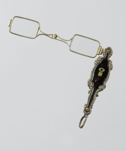 Hinged lorgnette with a silver mount on a tortoiseshell stem bordered with flowers and rocailles in silver