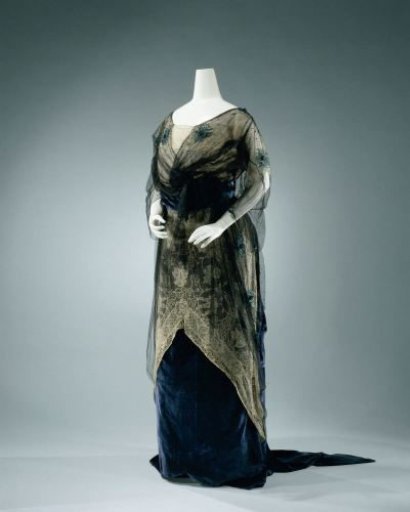 Jacket of blue-green velvet chiffon and salmon-colored silk, over which machine-made lace and black tulle with blue-green bead embroidery, consisting of a bodice (a) and skirt (b).