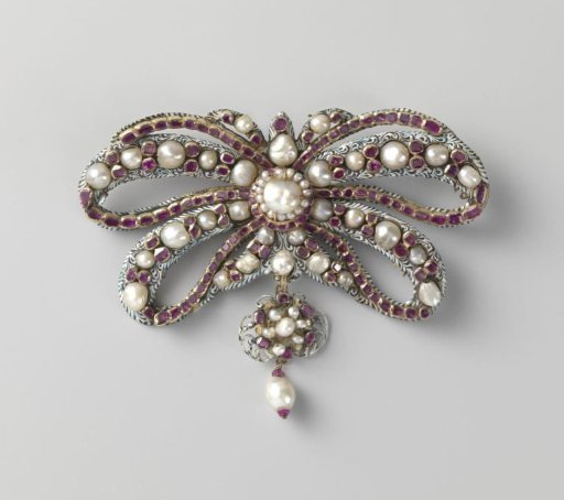 Bow brooch