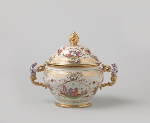 Tureen with Chinese scenes, flower sprays and ornamental borders
