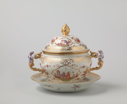 Tureen with dish, with Chinese scenes, flower sprays and ornamental borders