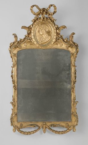 Mirror in a gilded and carved frame with, among other things, an oval medallion with a laurel-headed male bust turned to the left as the coat of arms of the 't Hooft family