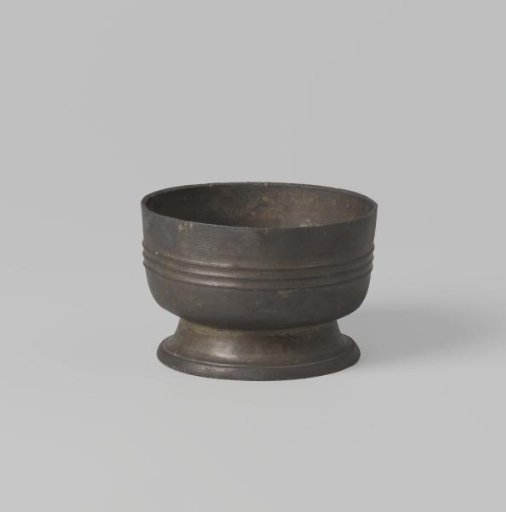 Tin tankard with concave, slightly profiled foot ring. The bowl shows three profile bands.