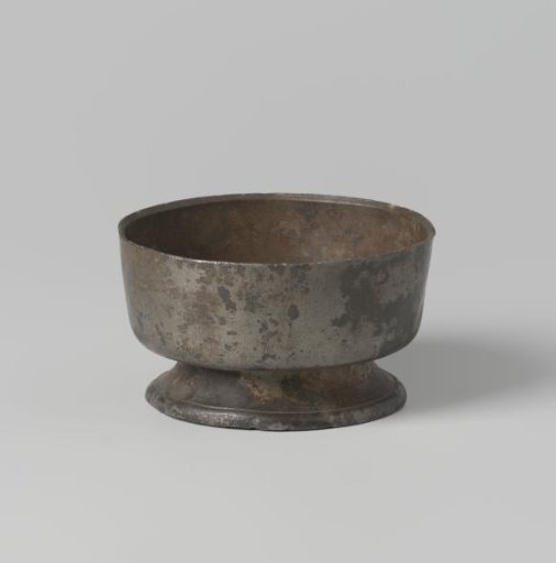 Tin mug with concave, slightly profiled footring