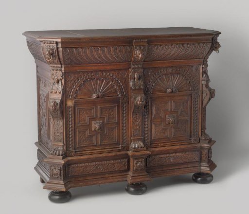 Buffet with two doors with shell-shaped arch filling
